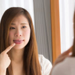 舌を指差す女性