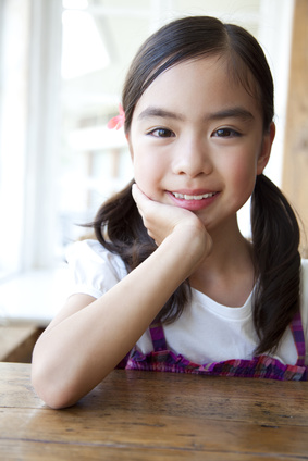 頬杖をつく女の子