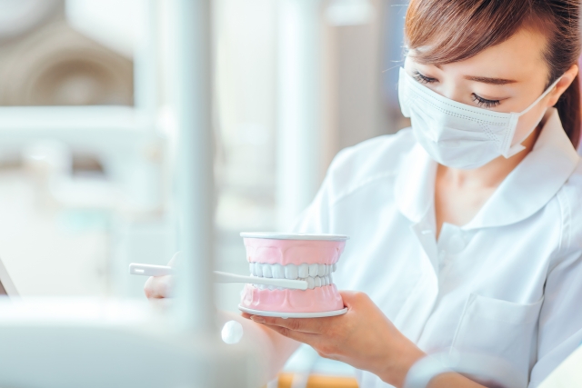 歯みがき指導をする衛生士